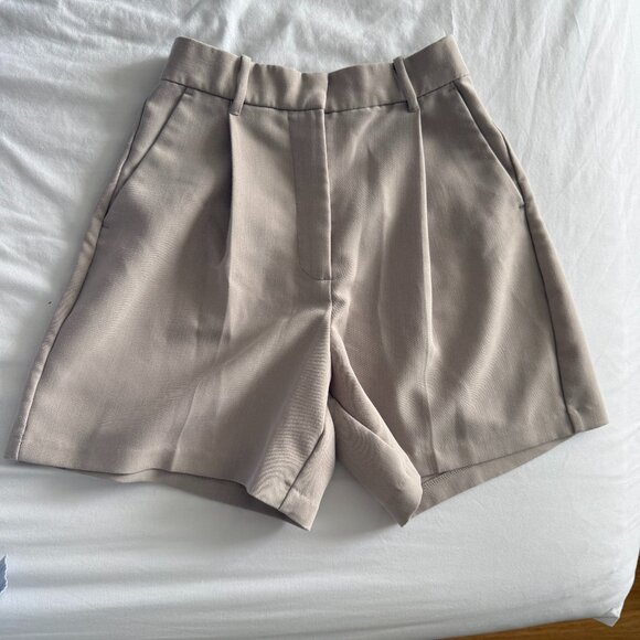Abercrombie & Fitch Ultra High Rise Tailored Short in Taupe - Picture 5 of 9